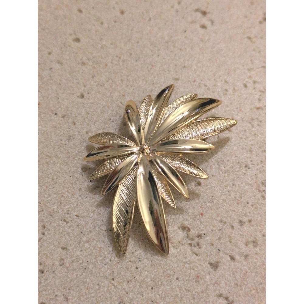 Vintage Sarah Coventry Leaf Brooch‎ In Gold Tone Starburst Classic Elegant